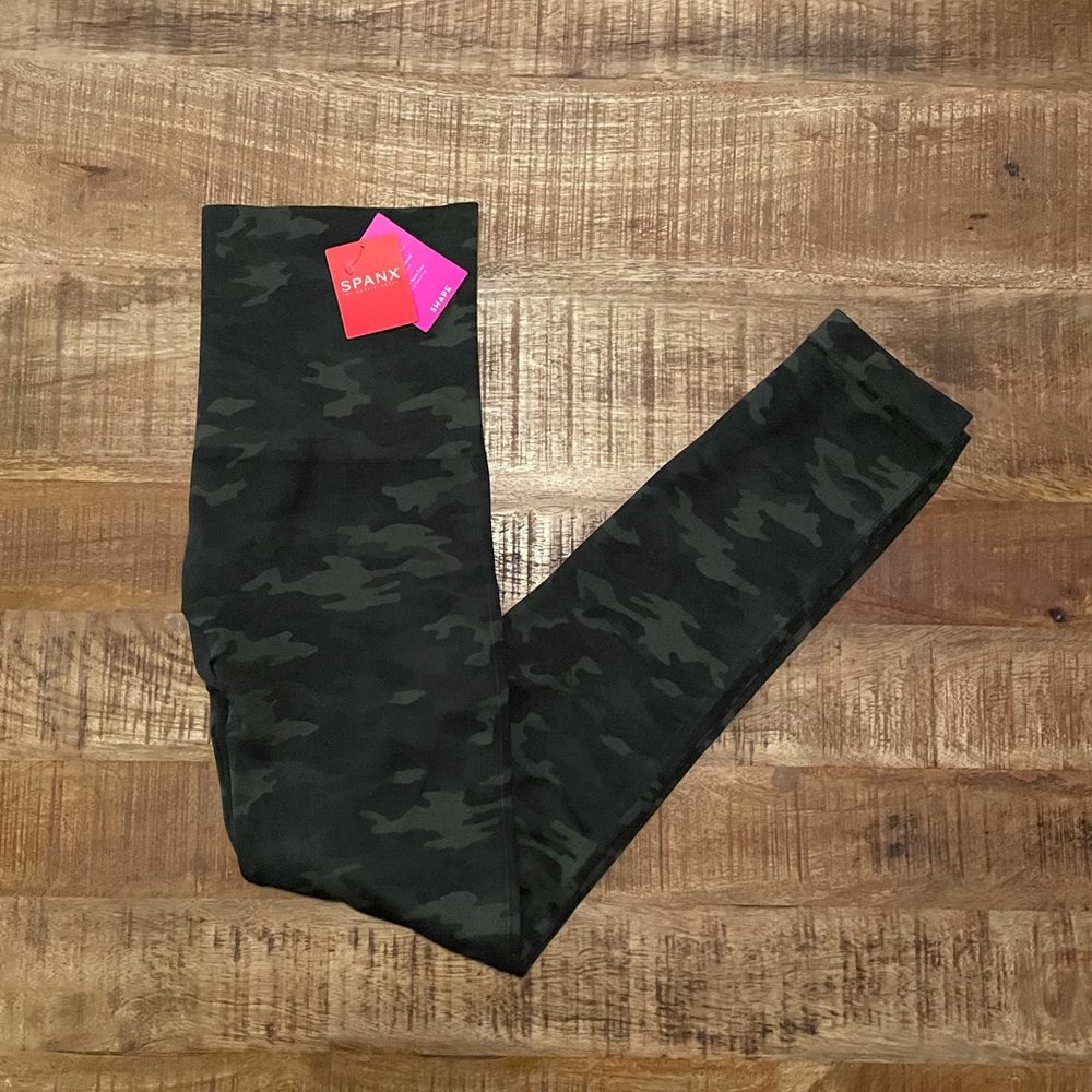 NWT Spanx Print Seamless Mid-Rise Leggings in Green Camo